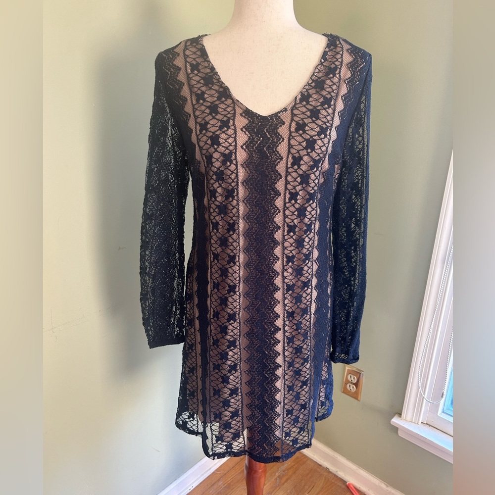 NWT Speechless dark blue lace dress w/flesh underlay Keyhole back Sz. L Juniors